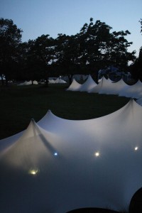 Dunes de lycra tendu éclairées scénographie festval